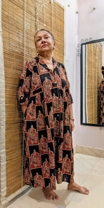 Load image into Gallery viewer, Veg Dye Pleated Dress Black
